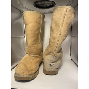 UGG Boots Size 9 tan gently used‎